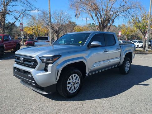 Used 2025 Toyota Tacoma SR5 image 2