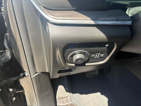Used 2023 Jeep Grand Cherokee Overland AWD/4WD image 15