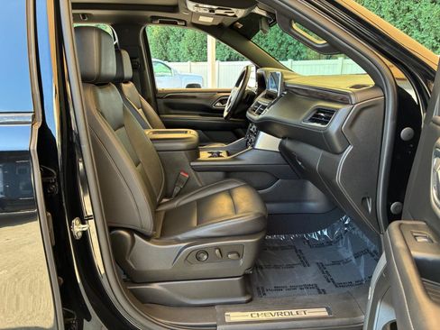 Used 2021 Chevrolet Suburban Z71 w/ Z71 Signature Package AWD/4WD image 16