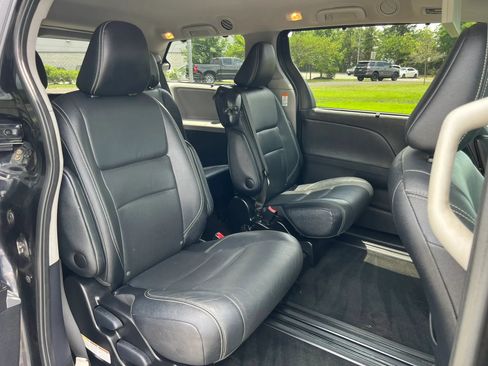 Used 2015 Toyota Sienna SE Premium FWD image 19