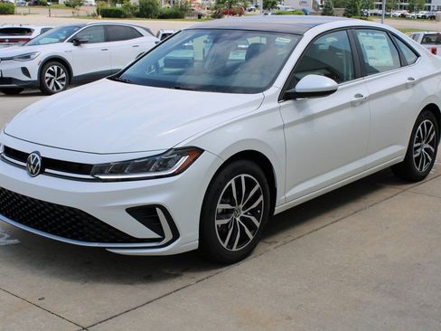 Used 2025 Volkswagen Jetta SE FWD image 3