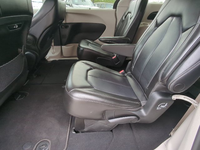 Used 2023 Chrysler Pacifica Touring-L FWD image 24