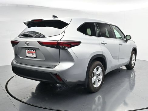 Used 2024 Toyota Highlander LE AWD/4WD image 7