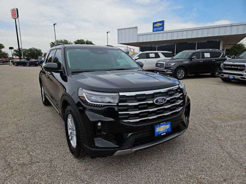 Used 2025 Ford Explorer Active w/ Active Comfort Package image 2