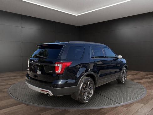 Used 2017 Ford Explorer XLT w/ Equipment Group 202A AWD/4WD image 8