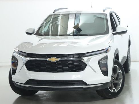 Used 2025 Chevrolet Trax LT w/ LT Convenience Package image 3