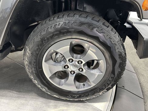 Used 2018 Jeep Wrangler Unlimited Sahara w/ Connectivity Group AWD/4WD image 12