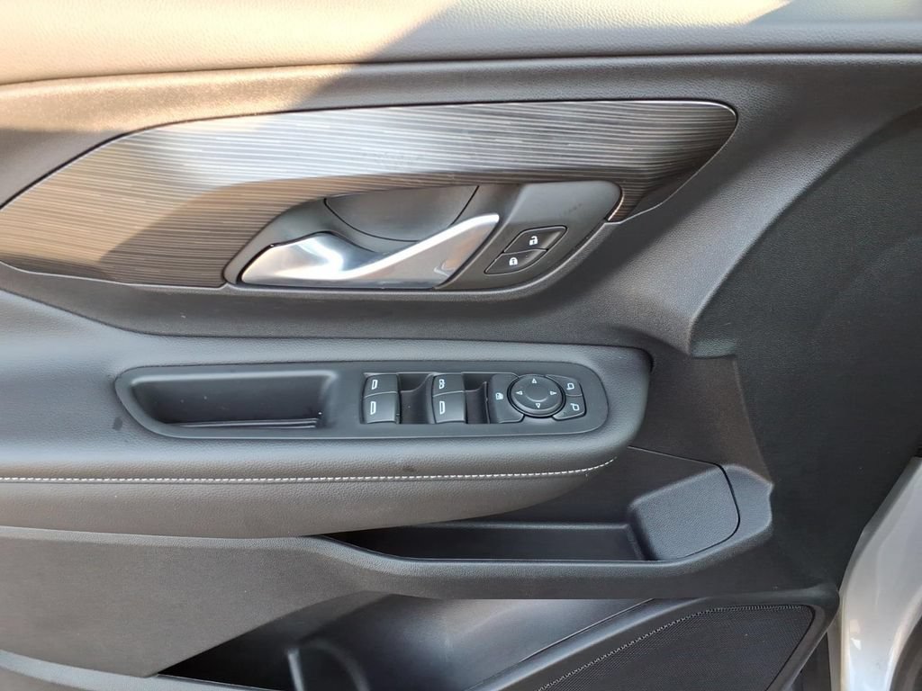Used 2022 GMC Terrain SLE FWD image 3