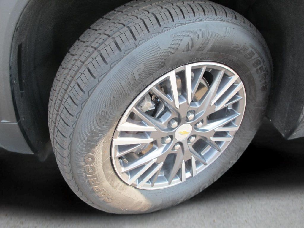 Used 2025 Chevrolet Traverse LT w/ Driver Confidence Package FWD image 25