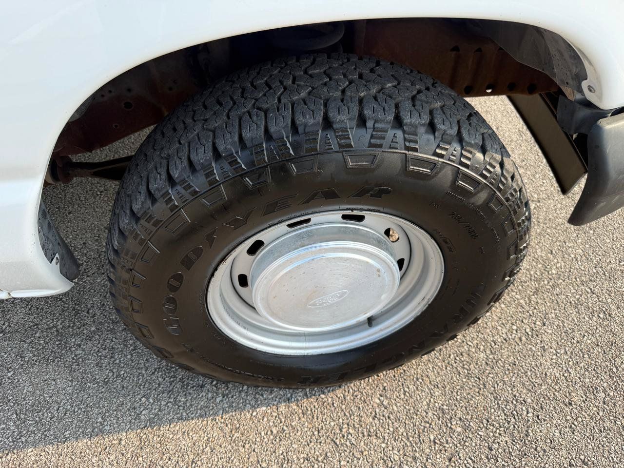 Used 2002 Ford E-150 and Econoline 150 Wagon RWD image 23