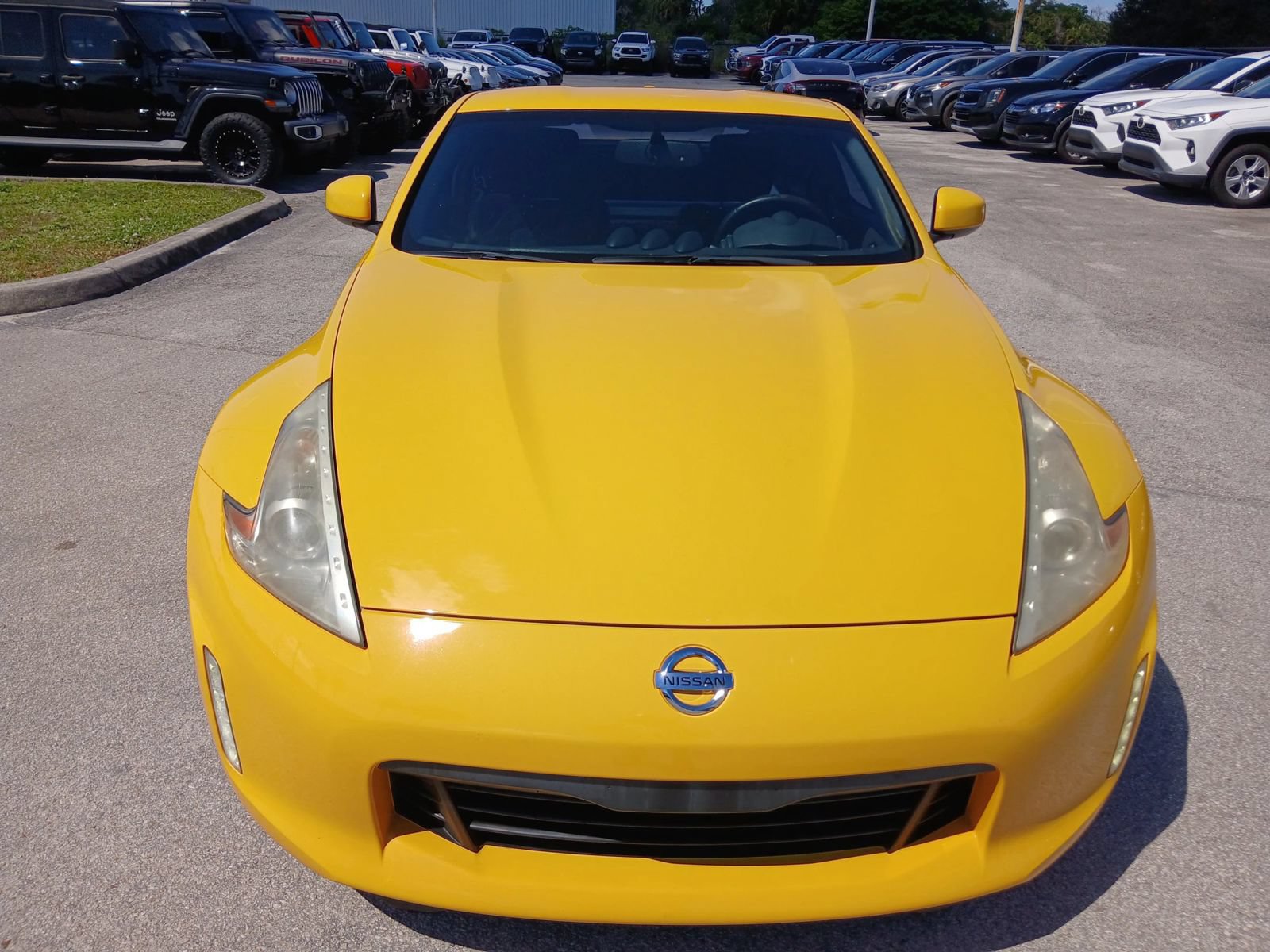 Used 2017 Nissan 370Z Coupe RWD image 3
