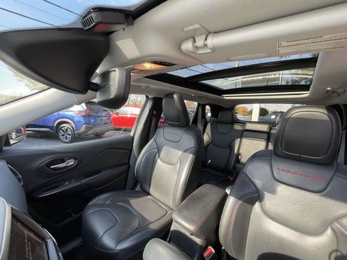 Used 2019 Jeep Cherokee Trailhawk image 32