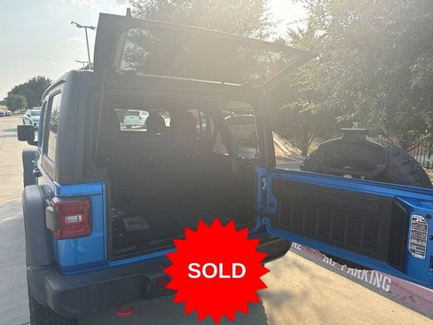 Used 2025 Jeep Wrangler Unlimited Rubicon w/ Convenience Group AWD/4WD image 8