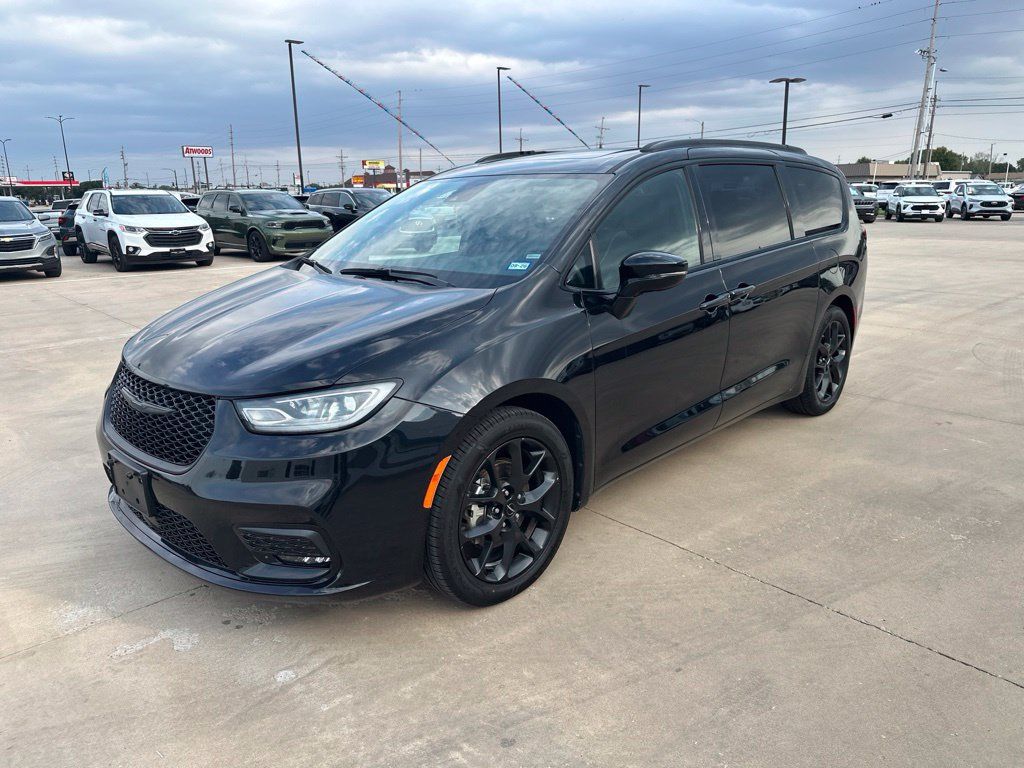 Used 2025 Chrysler Pacifica Limited FWD image 32