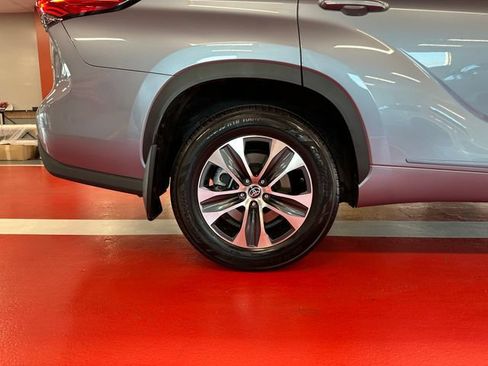 Used 2022 Toyota Highlander XLE AWD/4WD image 30