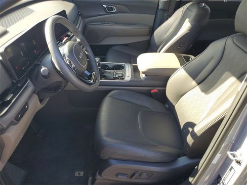 Used 2025 Kia Carnival EX image 5