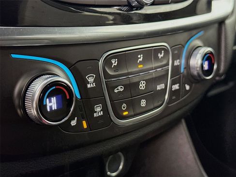 Used 2023 Chevrolet Traverse LT image 15