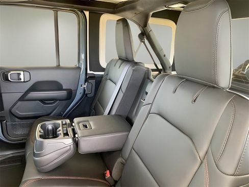 New 2025 Jeep Wrangler Unlimited Rubicon image 18