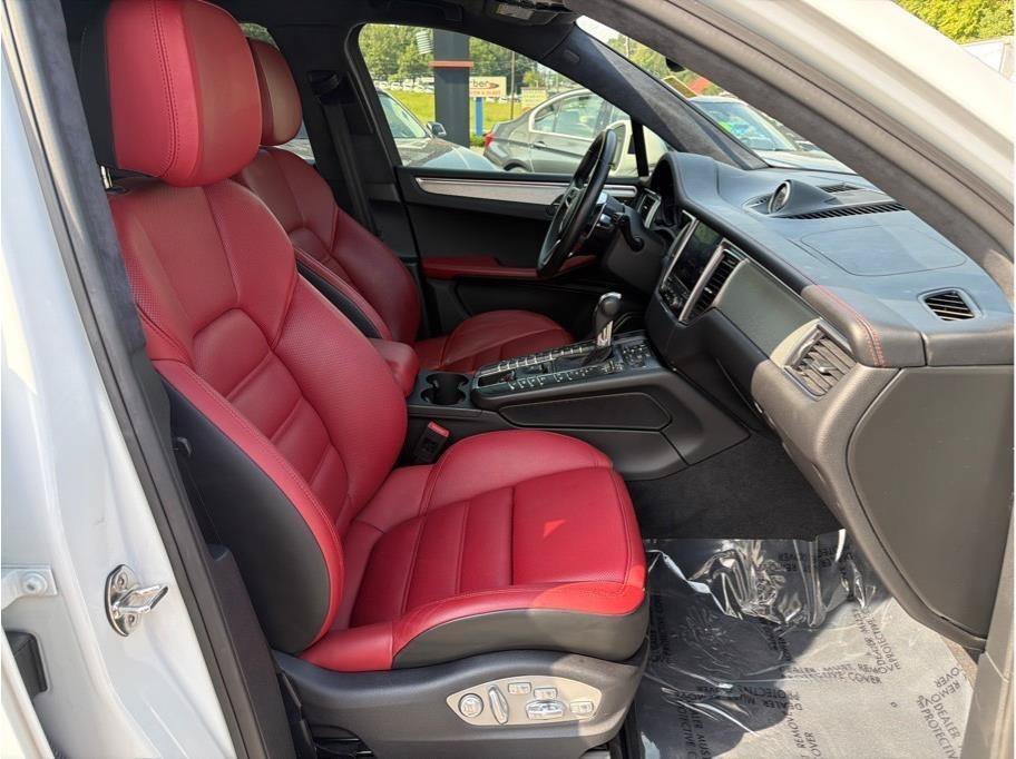 Used 2017 Porsche Macan Turbo AWD/4WD image 14