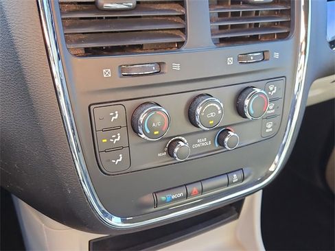 Used 2018 Dodge Grand Caravan SXT image 23