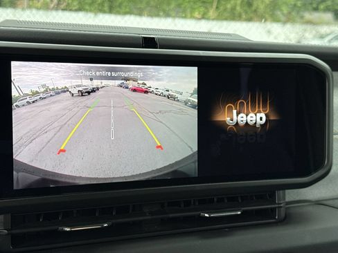 Used 2025 Jeep Wrangler Unlimited Sahara AWD/4WD image 17