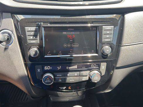 Used 2020 Nissan Rogue SV FWD image 17