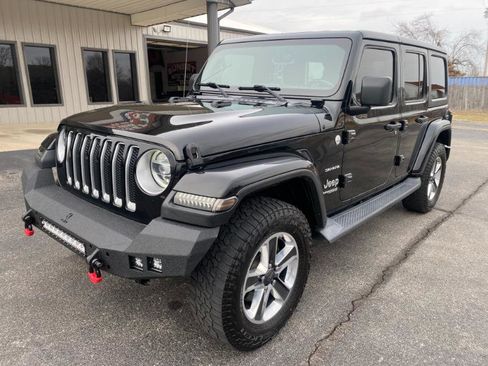 Used 2018 Jeep Wrangler Unlimited Sahara AWD/4WD image 2