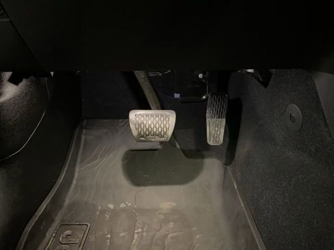 Used 2024 Jeep Wrangler Unlimited image 32