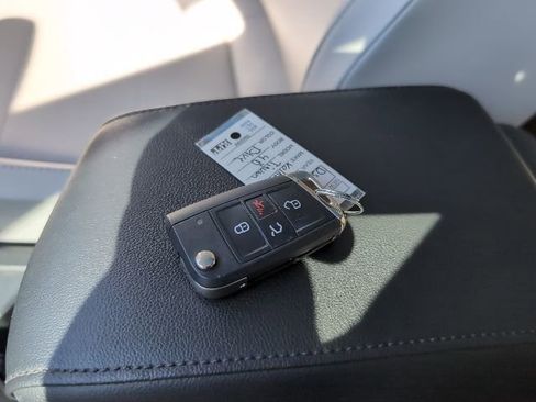 Used 2018 Volkswagen Tiguan SE w/ Panoramic Sunroof Package image 29