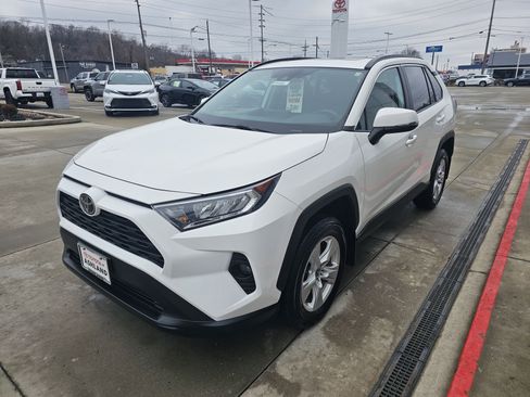 Used 2021 Toyota RAV4 XLE w/ Convenience Package image 11