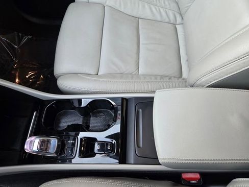 Used 2023 Volvo XC40 B5 Plus image 23