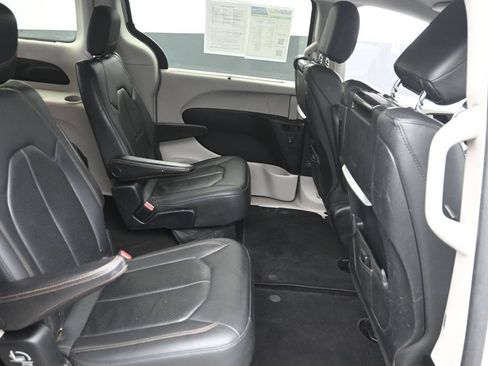 Used 2018 Chrysler Pacifica Touring-L Plus w/ Tire & Wheel Group FWD image 10