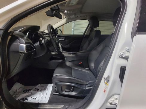 Used 2018 Jaguar F-PACE image 18