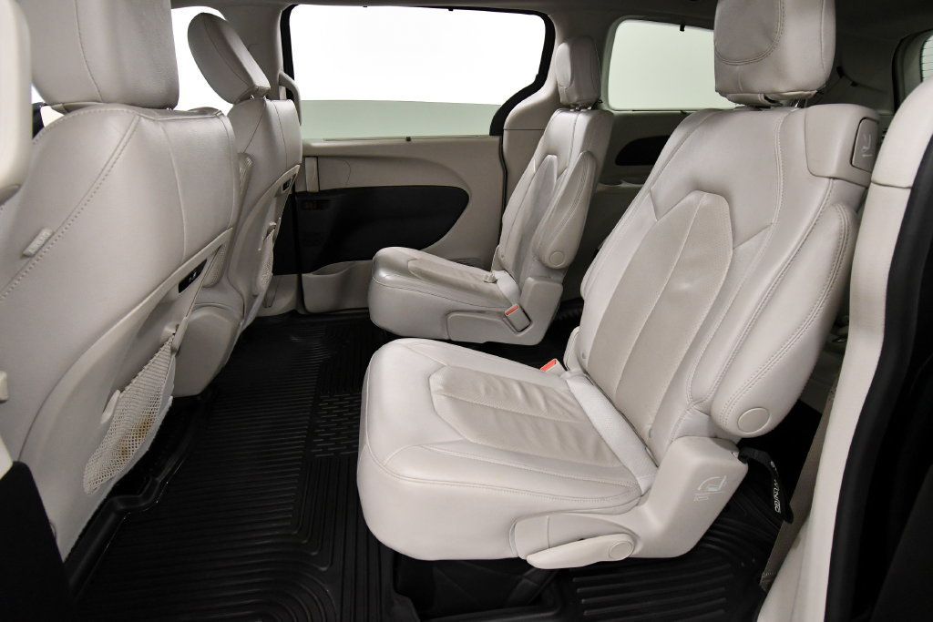 Used 2021 Chrysler Pacifica Touring-L FWD image 15