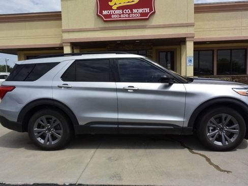 Used 2022 Ford Explorer XLT w/ Equipment Group 202A image 6