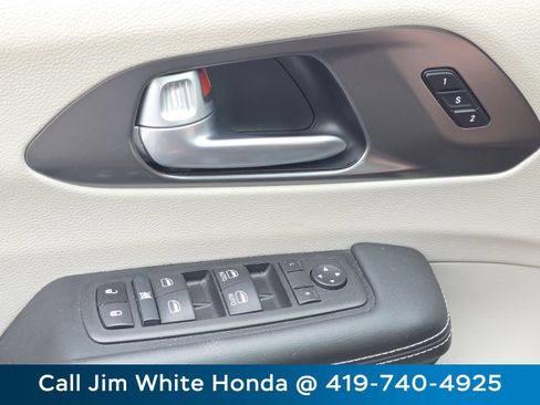 Used 2024 Chrysler Pacifica Touring-L FWD image 28