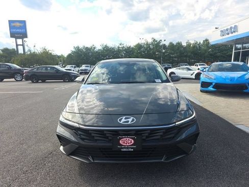 Used 2025 Hyundai Elantra SE FWD image 8
