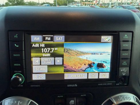 Used 2017 Jeep Wrangler Unlimited Sahara w/ Connectivity Group AWD/4WD image 40