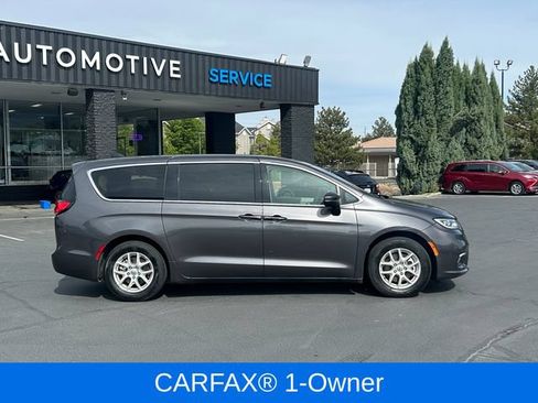 Used 2023 Chrysler Pacifica Touring-L FWD image 2
