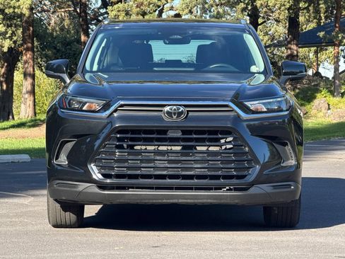 Used 2025 Toyota Grand Highlander AWD image 9