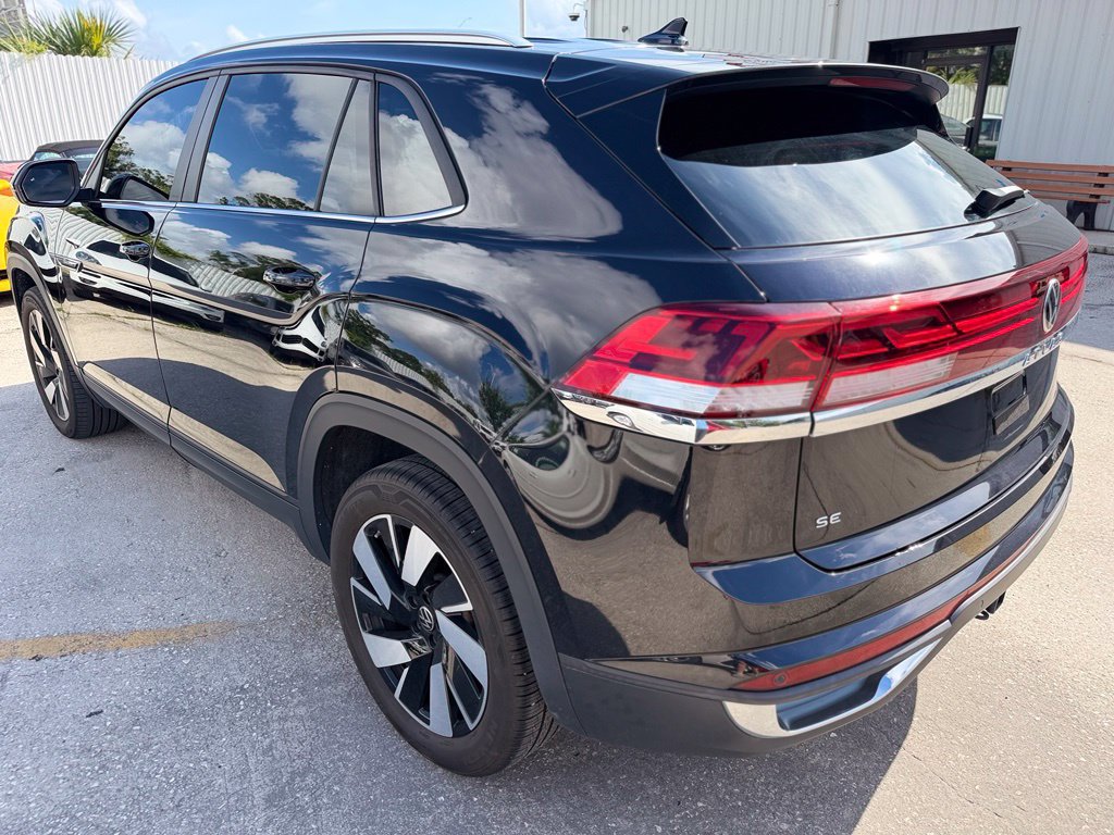 Used 2024 Volkswagen Atlas Cross Sport SE FWD image 3