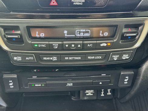Used 2018 Honda Pilot Touring image 18