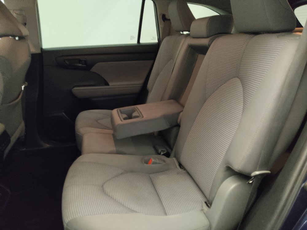 Used 2021 Toyota Highlander LE FWD image 18