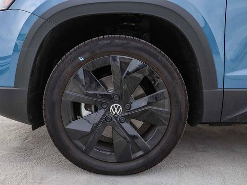 New 2025 Volkswagen Taos SE w/ Black Wheel Package FWD image 11
