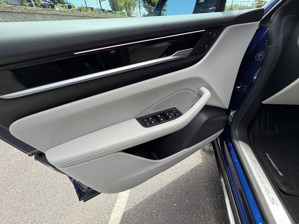 Used 2025 Porsche Macan 4S Electric AWD/4WD image 21
