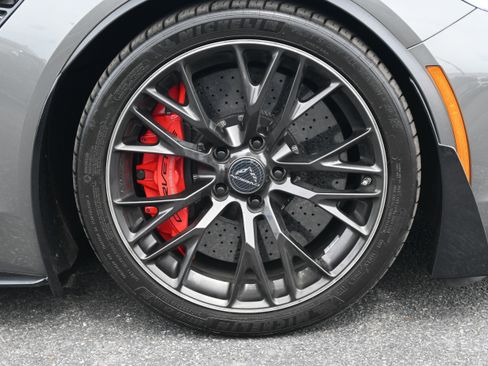 Used 2015 Chevrolet Corvette Z06 w/ 3LZ Preferred Equipment Group RWD image 16