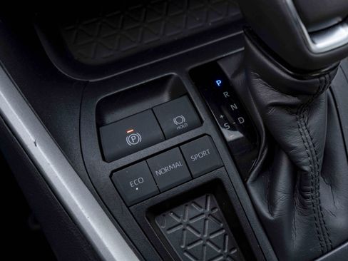 Used 2025 Toyota RAV4 XLE Premium image 28