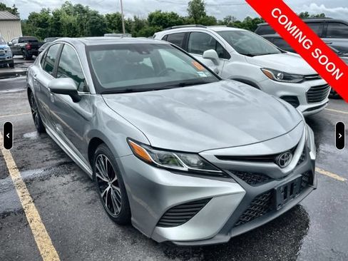 Used 2018 Toyota Camry SE w/ Moonroof Package FWD image 2
