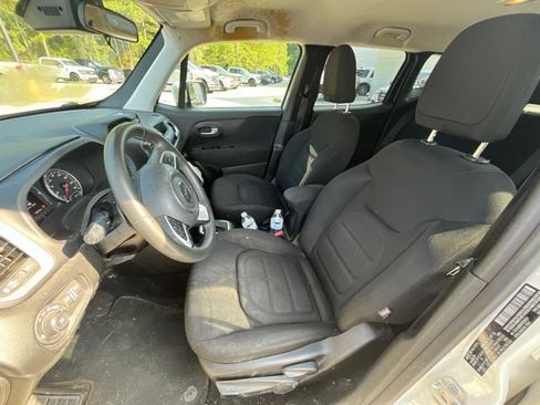 Used 2019 Jeep Renegade Latitude FWD image 17