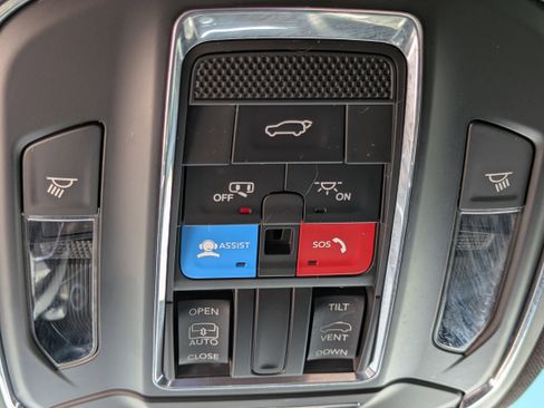 Used 2023 Jeep Grand Cherokee Altitude image 31